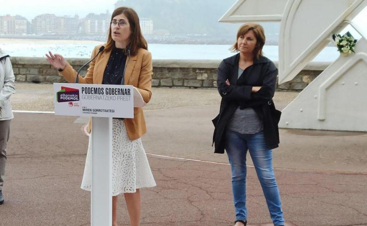 La candidata a lehendakari, Miren Gorrotxategi y la coordinadora autonómica de Podemos Ahal Dugu, Pilar Garrido, este viernes en Donostia