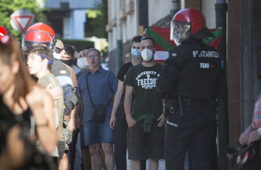 Una fila de agentes antidisturbios separó a los simpatizantes de Vox de las personas que increpaban a Abascal y Pérez durante el mitin. 