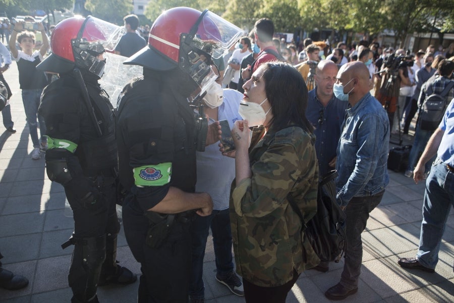 Una fila de agentes antidisturbios separó a los simpatizantes de Vox de las personas que increpaban a Abascal y Pérez durante el mitin. 
