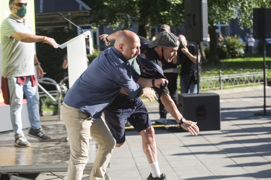 Una fila de agentes antidisturbios separó a los simpatizantes de Vox de las personas que increpaban a Abascal y Pérez durante el mitin. 