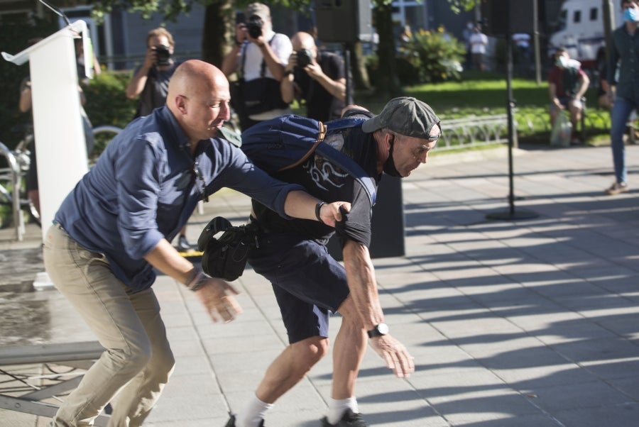 Una fila de agentes antidisturbios separó a los simpatizantes de Vox de las personas que increpaban a Abascal y Pérez durante el mitin. 