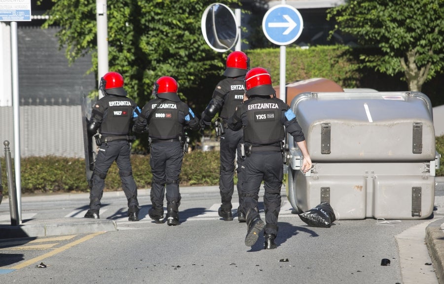 Una fila de agentes antidisturbios separó a los simpatizantes de Vox de las personas que increpaban a Abascal y Pérez durante el mitin. 