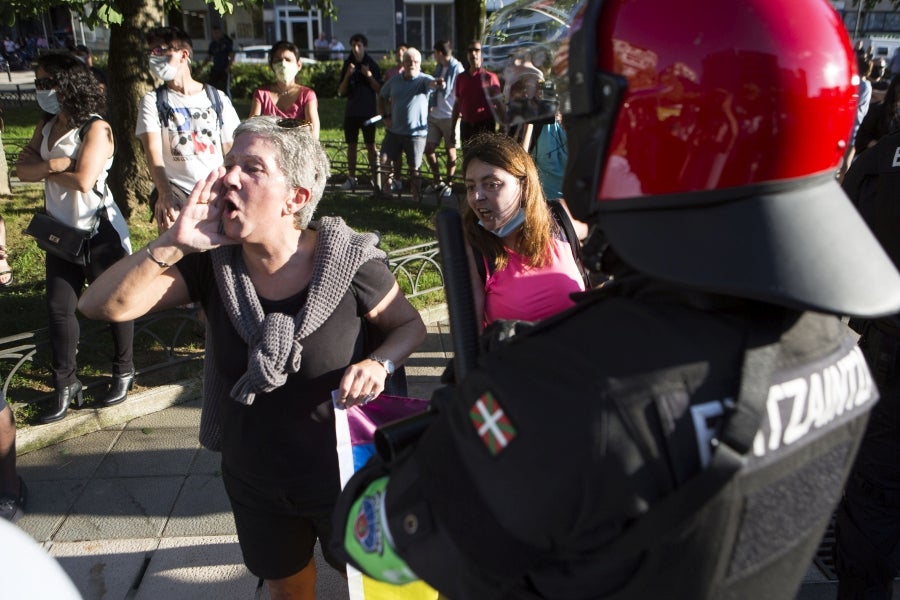 Una fila de agentes antidisturbios separó a los simpatizantes de Vox de las personas que increpaban a Abascal y Pérez durante el mitin. 