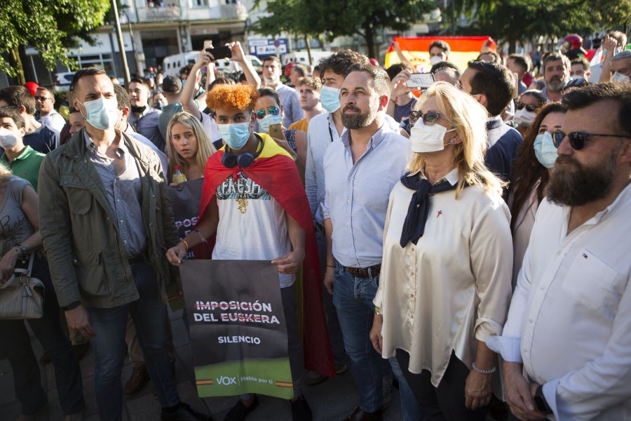 Una fila de agentes antidisturbios separó a los simpatizantes de Vox de las personas que increpaban a Abascal y Pérez durante el mitin. 