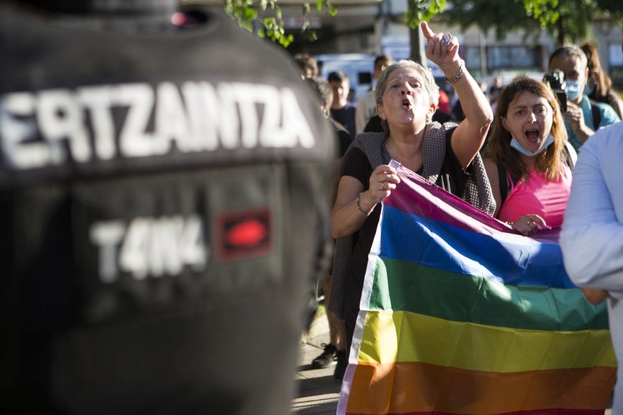 Una fila de agentes antidisturbios separó a los simpatizantes de Vox de las personas que increpaban a Abascal y Pérez durante el mitin. 