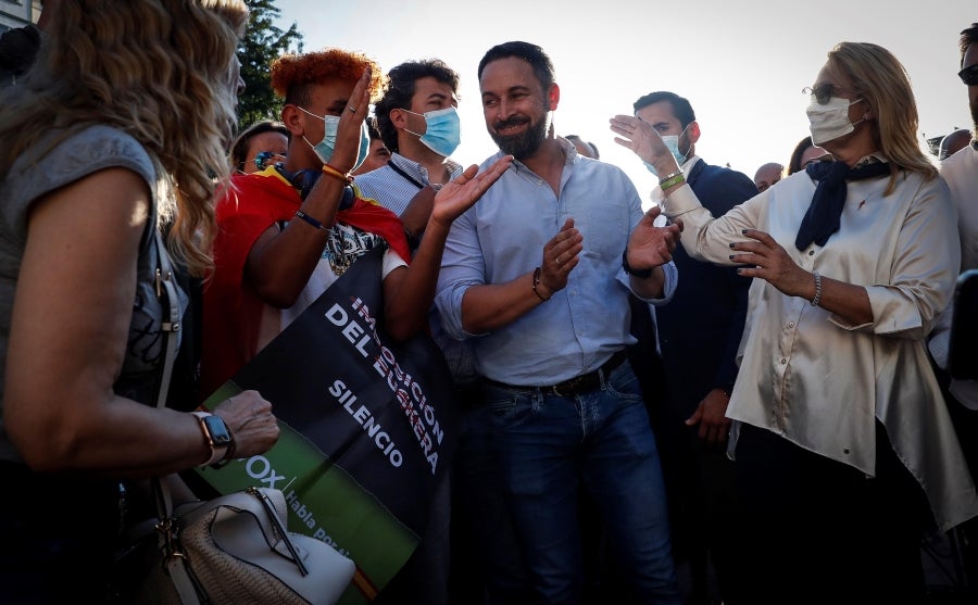 Una fila de agentes antidisturbios separó a los simpatizantes de Vox de las personas que increpaban a Abascal y Pérez durante el mitin. 