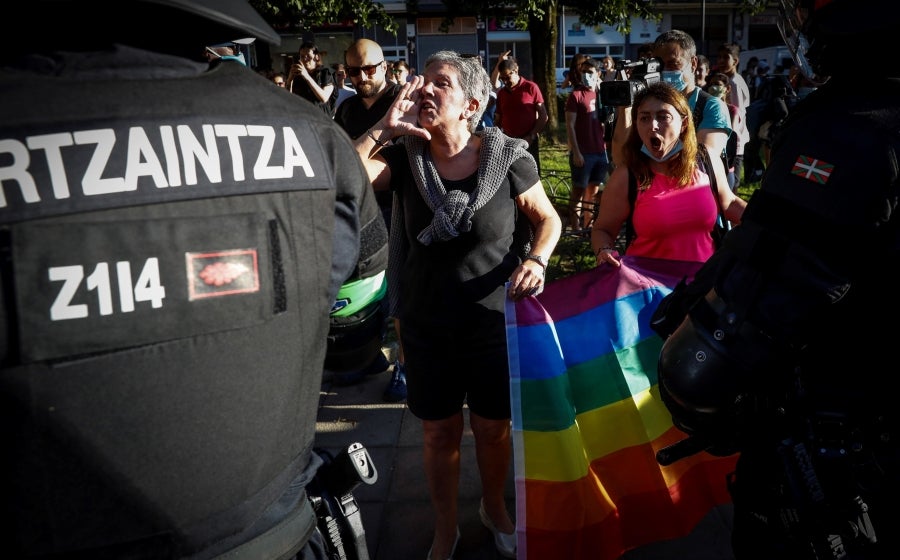 Una fila de agentes antidisturbios separó a los simpatizantes de Vox de las personas que increpaban a Abascal y Pérez durante el mitin. 