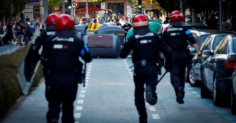 Una fila de agentes antidisturbios separó a los simpatizantes de Vox de las personas que increpaban a Abascal y Pérez durante el mitin. 