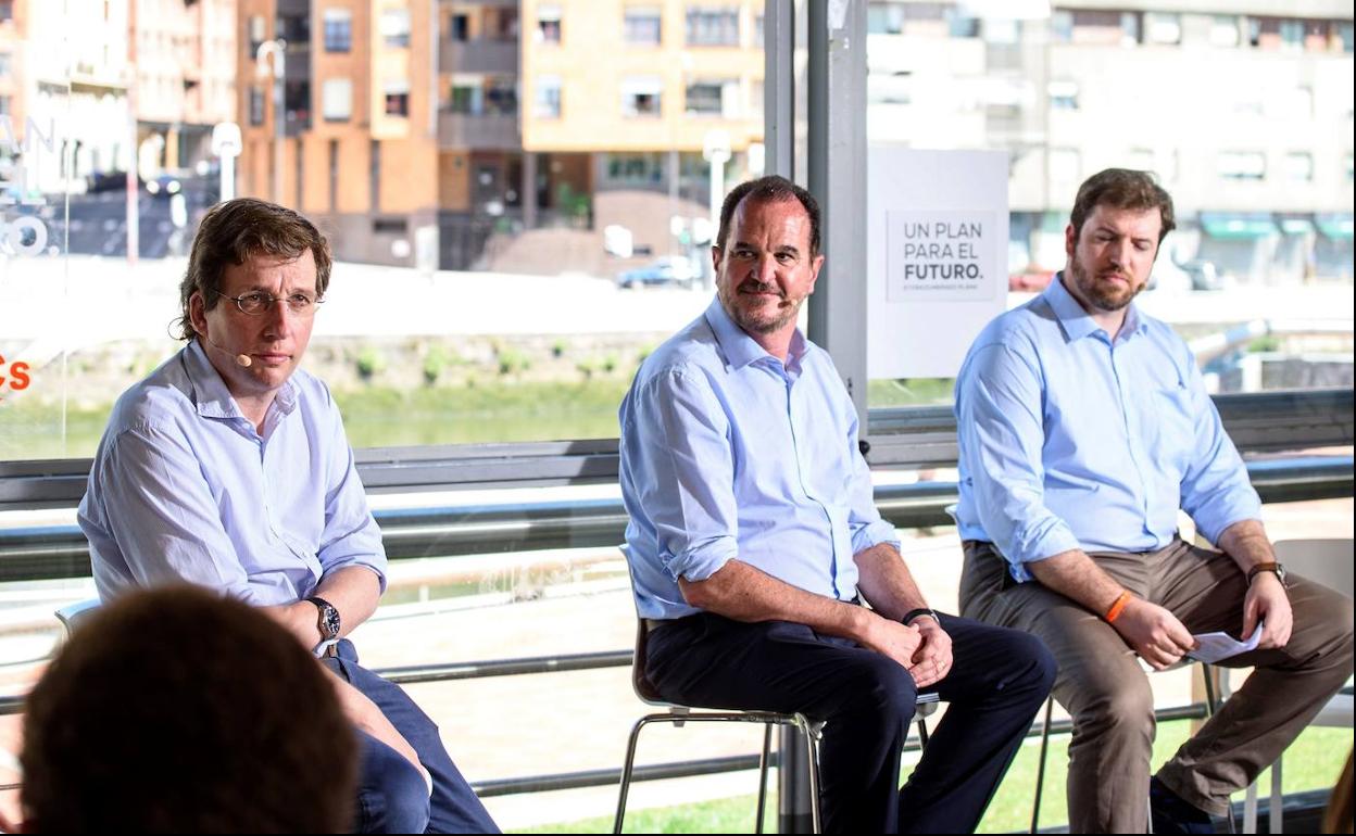 Carlos Iturgaiz durante un encuentro con jóvenes en Bilbao, acompañado, entre otros, por el alcalde de Madrid, José Luis Martínez Almeida, y el número dos por Bizkaia, Luis Gordillo. 