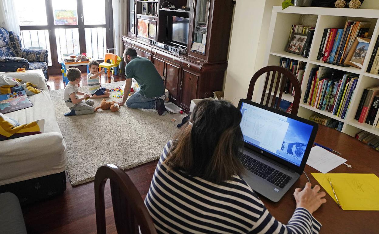 La pandemia ha sido el detonante para que miles de trabajadores –se habla de más del 38% en el Estado– se hayan visto forzados al teletrabajo.