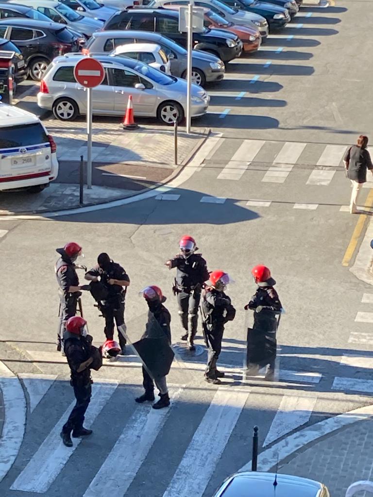 Una fila de agentes antidisturbios separó a los simpatizantes de Vox de las personas que increpaban a Abascal y Pérez durante el mitin. 