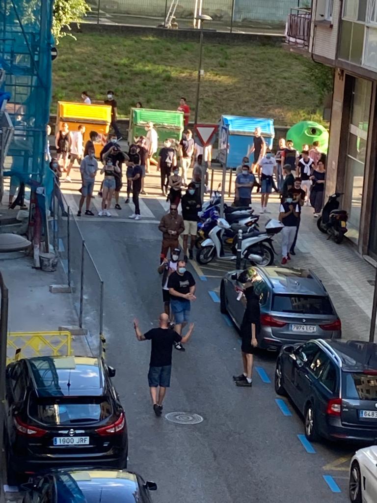 Una fila de agentes antidisturbios separó a los simpatizantes de Vox de las personas que increpaban a Abascal y Pérez durante el mitin. 
