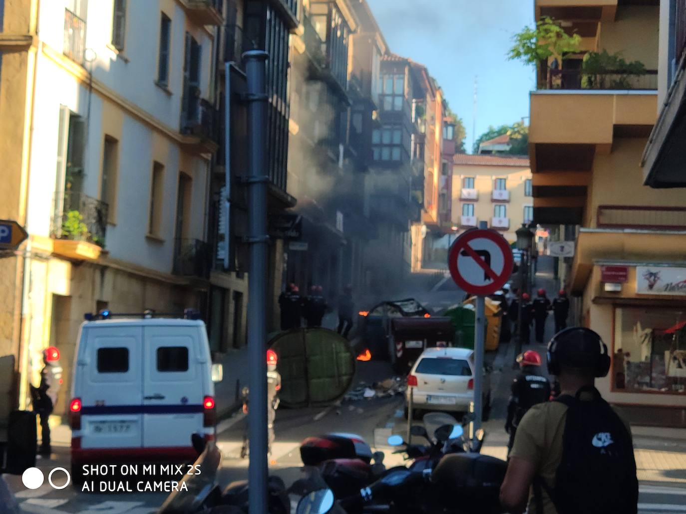 Una fila de agentes antidisturbios separó a los simpatizantes de Vox de las personas que increpaban a Abascal y Pérez durante el mitin. 