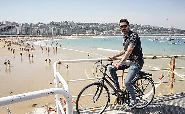 Álex Ubago, en la pasarela del puerto de San Sebastián. 