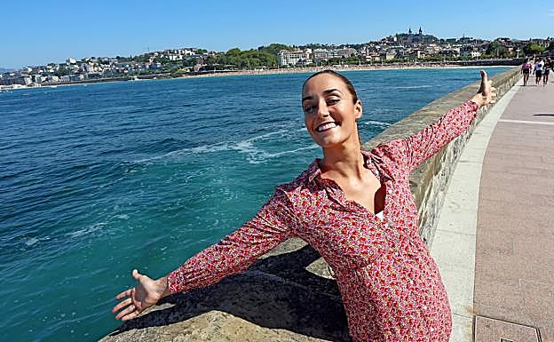 Gabriela Uriarte posa en el paseo de Eduardo Chillida. 