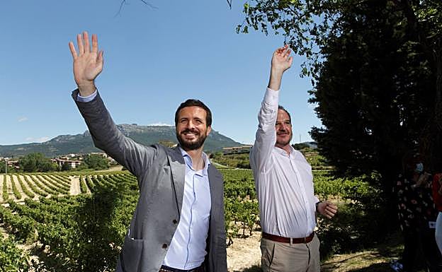El presidente del PP, Pablo Casado, y el candidato a lehendakari, Carlos Iturgaiz. 