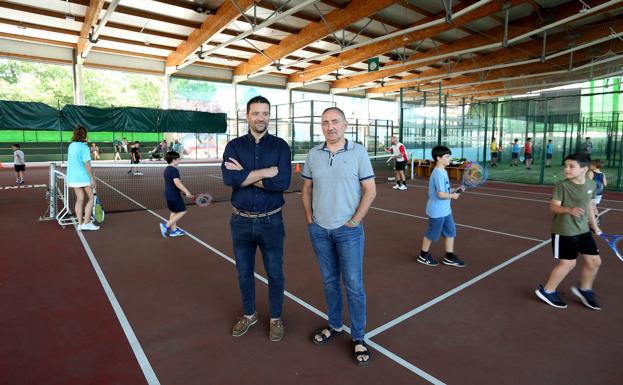 Imagen principal - A un lado, Iván Serrano y Javier Donamaria, del Club Internacional de Intxaurrondo, el 'Inter', en el polideportivo de Mons. Al otro, Fernando Ibarreta, Daniel Soliño e Iñigo Etxeberria, del Fortuna, en el polideportivo Pío Baroja.