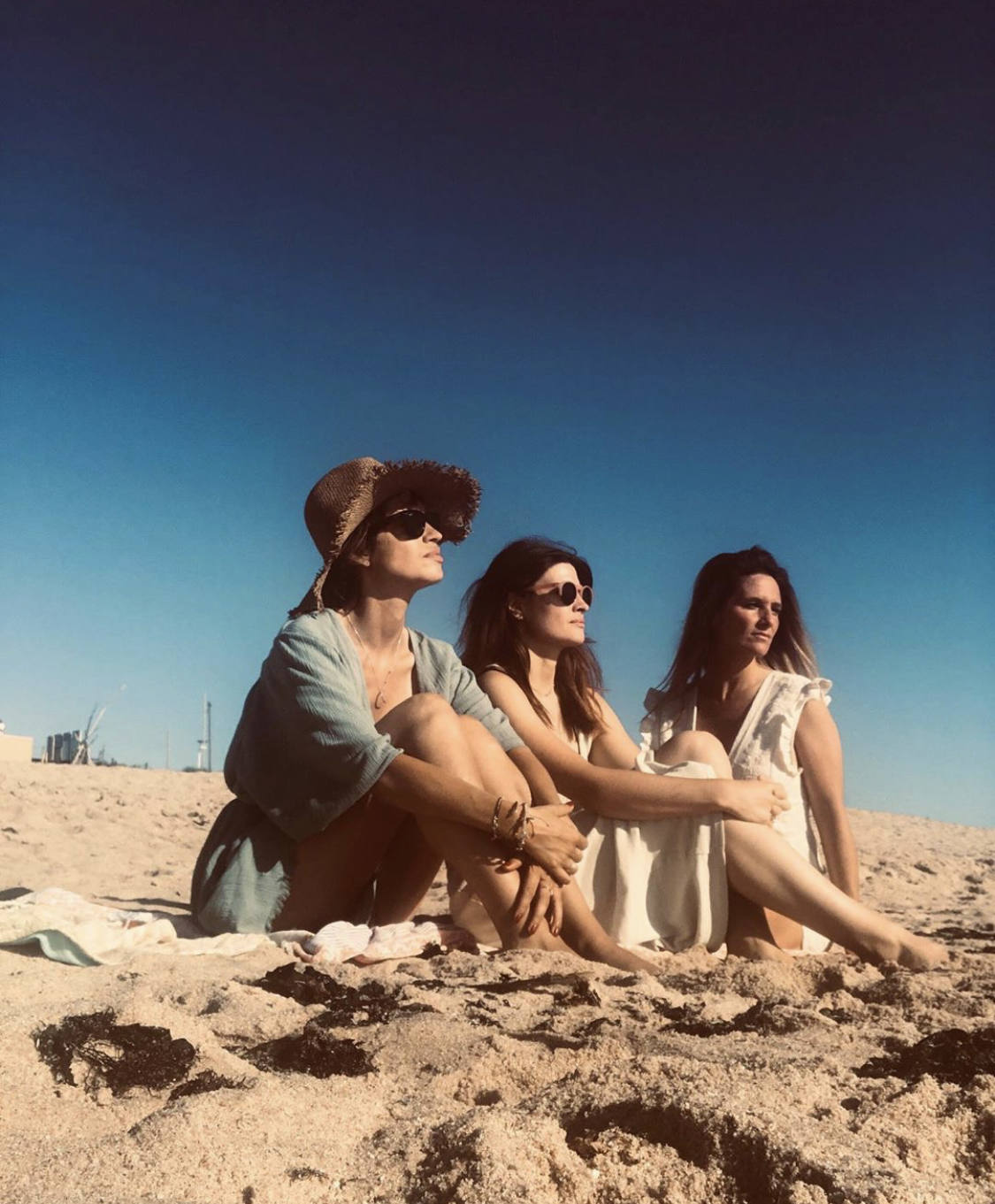 Desde el pasado 26 de mayo, Sara Carbonero no deja de sorprendernos con los looks más bohemios y desenfadados que complementan al favorecedor pelo corto, de estilo pixie, con el que triunfa en cada una de sus publicaciones 'online' y 'offline'. La periodista luce una nueva, fresca, sofisticada y favorecedora imagen, dejando atrás su icónica melena. Estos últimos meses no han sido fáciles para Carbonero tras serle diagnosticado un cáncer de ovario hace un año. A pesar de todo, la 'influencer' ha vuelto ha demostrar que no hay obstáculo que reste un ápice de su saber estar y estilo innato