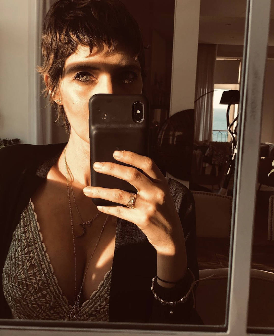 Desde el pasado 26 de mayo, Sara Carbonero no deja de sorprendernos con los looks más bohemios y desenfadados que complementan al favorecedor pelo corto, de estilo pixie, con el que triunfa en cada una de sus publicaciones 'online' y 'offline'. La periodista luce una nueva, fresca, sofisticada y favorecedora imagen, dejando atrás su icónica melena. Estos últimos meses no han sido fáciles para Carbonero tras serle diagnosticado un cáncer de ovario hace un año. A pesar de todo, la 'influencer' ha vuelto ha demostrar que no hay obstáculo que reste un ápice de su saber estar y estilo innato