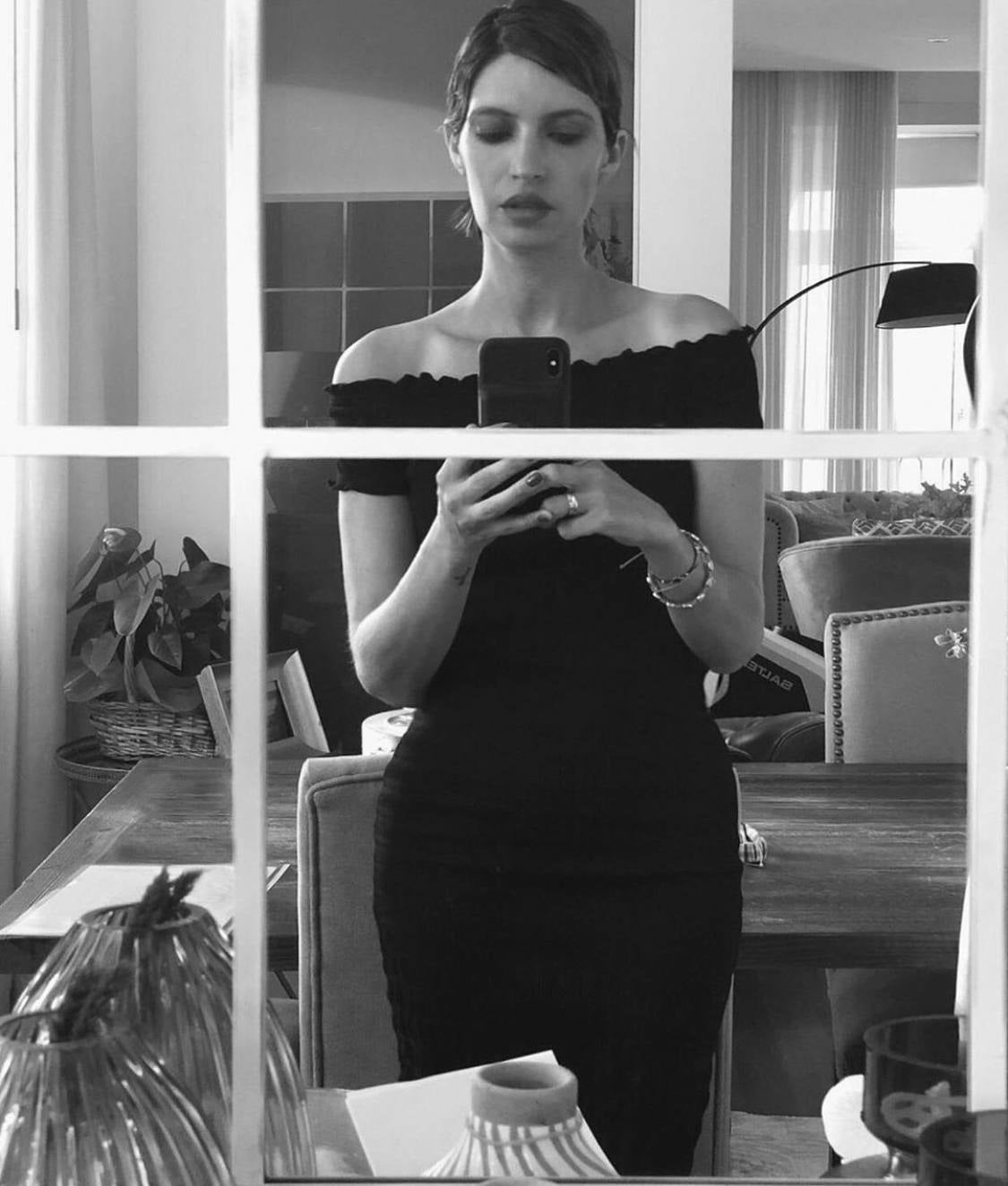 Desde el pasado 26 de mayo, Sara Carbonero no deja de sorprendernos con los looks más bohemios y desenfadados que complementan al favorecedor pelo corto, de estilo pixie, con el que triunfa en cada una de sus publicaciones 'online' y 'offline'. La periodista luce una nueva, fresca, sofisticada y favorecedora imagen, dejando atrás su icónica melena. Estos últimos meses no han sido fáciles para Carbonero tras serle diagnosticado un cáncer de ovario hace un año. A pesar de todo, la 'influencer' ha vuelto ha demostrar que no hay obstáculo que reste un ápice de su saber estar y estilo innato