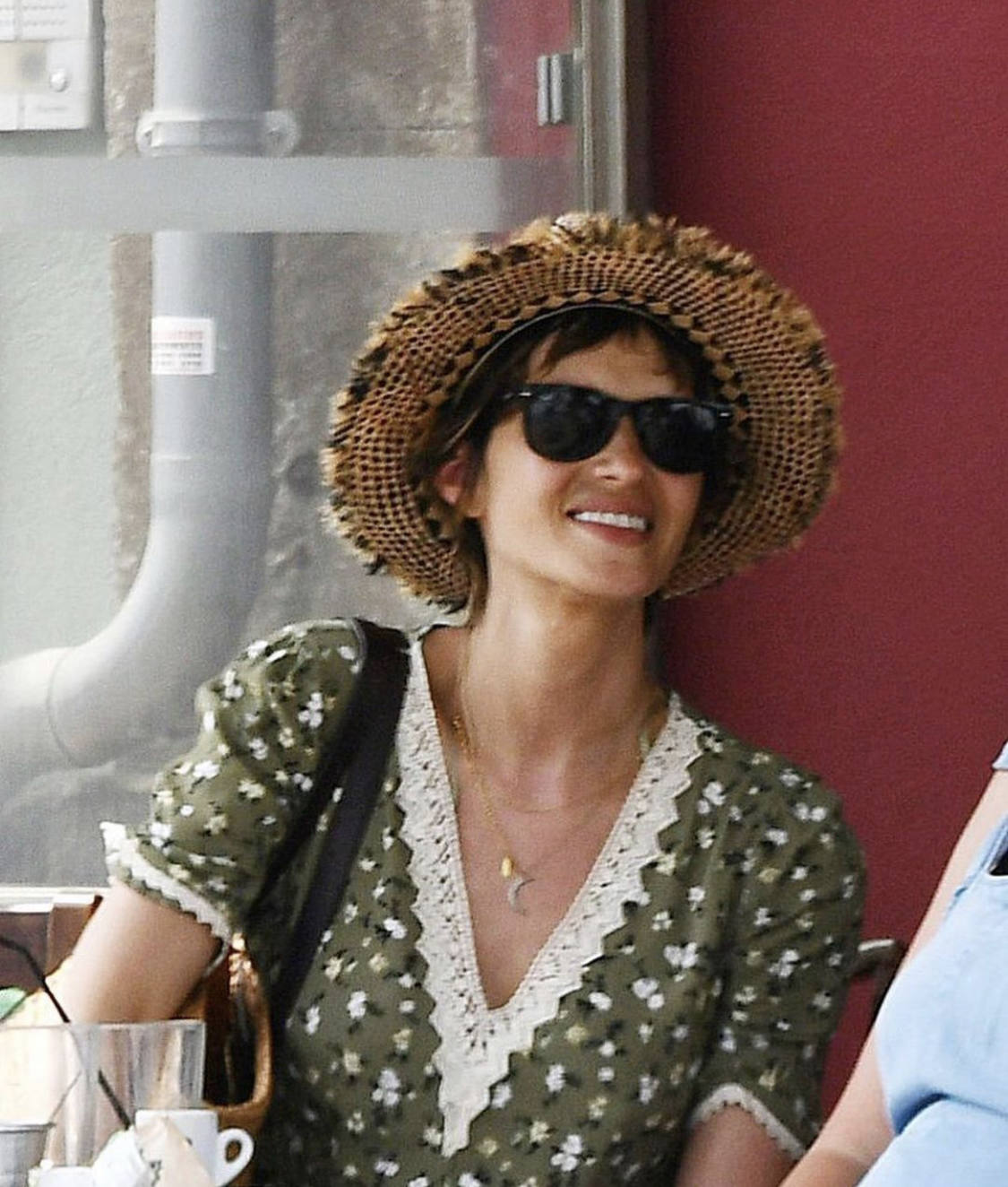 Desde el pasado 26 de mayo, Sara Carbonero no deja de sorprendernos con los looks más bohemios y desenfadados que complementan al favorecedor pelo corto, de estilo pixie, con el que triunfa en cada una de sus publicaciones 'online' y 'offline'. La periodista luce una nueva, fresca, sofisticada y favorecedora imagen, dejando atrás su icónica melena. Estos últimos meses no han sido fáciles para Carbonero tras serle diagnosticado un cáncer de ovario hace un año. A pesar de todo, la 'influencer' ha vuelto ha demostrar que no hay obstáculo que reste un ápice de su saber estar y estilo innato