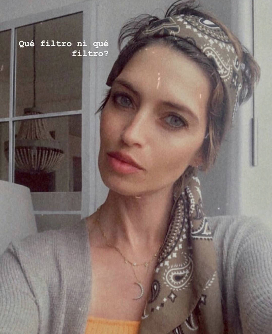 Desde el pasado 26 de mayo, Sara Carbonero no deja de sorprendernos con los looks más bohemios y desenfadados que complementan al favorecedor pelo corto, de estilo pixie, con el que triunfa en cada una de sus publicaciones 'online' y 'offline'. La periodista luce una nueva, fresca, sofisticada y favorecedora imagen, dejando atrás su icónica melena. Estos últimos meses no han sido fáciles para Carbonero tras serle diagnosticado un cáncer de ovario hace un año. A pesar de todo, la 'influencer' ha vuelto ha demostrar que no hay obstáculo que reste un ápice de su saber estar y estilo innato