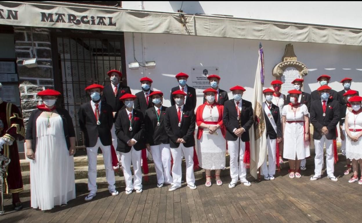 La Corporación al completo, ataviada con mascarillas, tras cumplir con el Voto ante la ermita de San Marcial, acto central de un 30 de junio sin Alardes. 