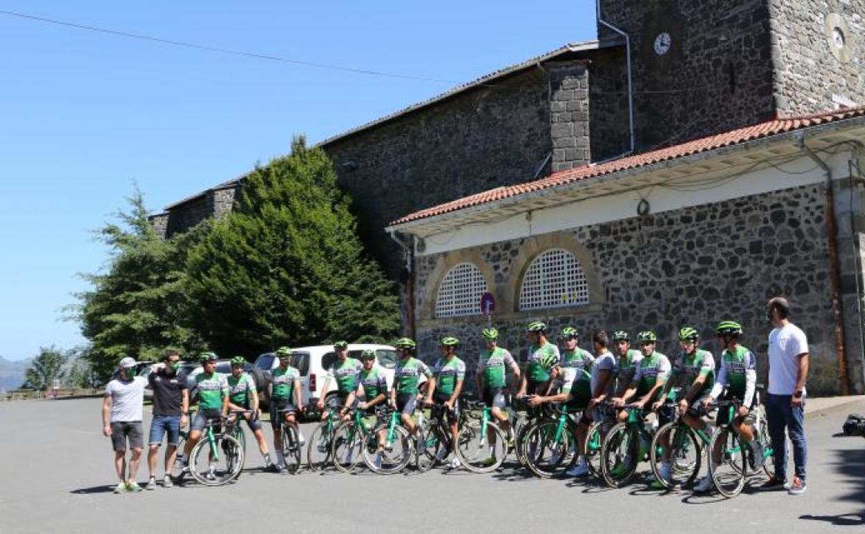 El equipo de Caja Rural tras entrenar en Arrate. 