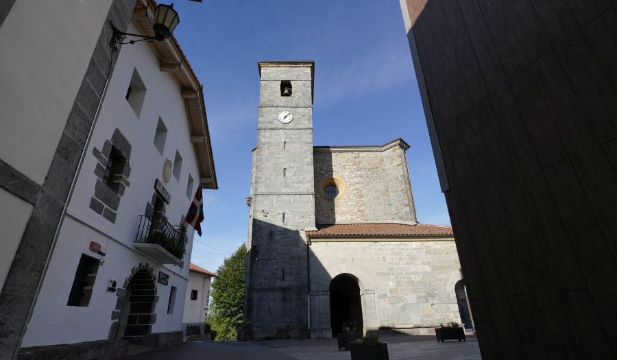 Enclavada en un lugar de gran belleza, al abrigo del Hernio, alberga el espacio artístico Urmara, el museo al aire libre del escultor Koldobika Jauregi