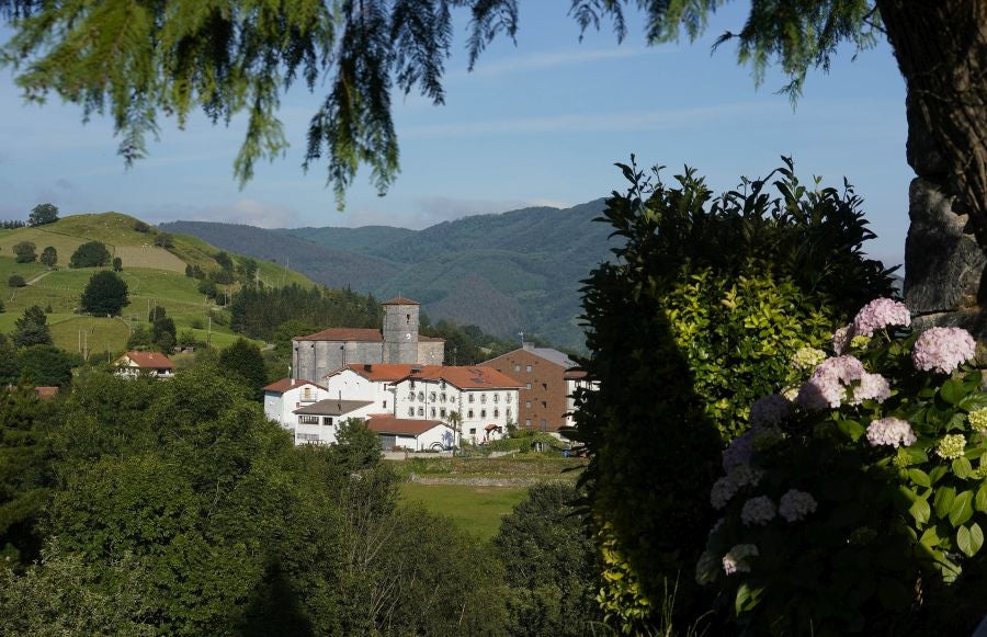 Enclavada en un lugar de gran belleza, al abrigo del Hernio, alberga el espacio artístico Urmara, el museo al aire libre del escultor Koldobika Jauregi