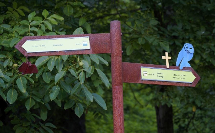 Enclavada en un lugar de gran belleza, al abrigo del Hernio, alberga el espacio artístico Urmara, el museo al aire libre del escultor Koldobika Jauregi