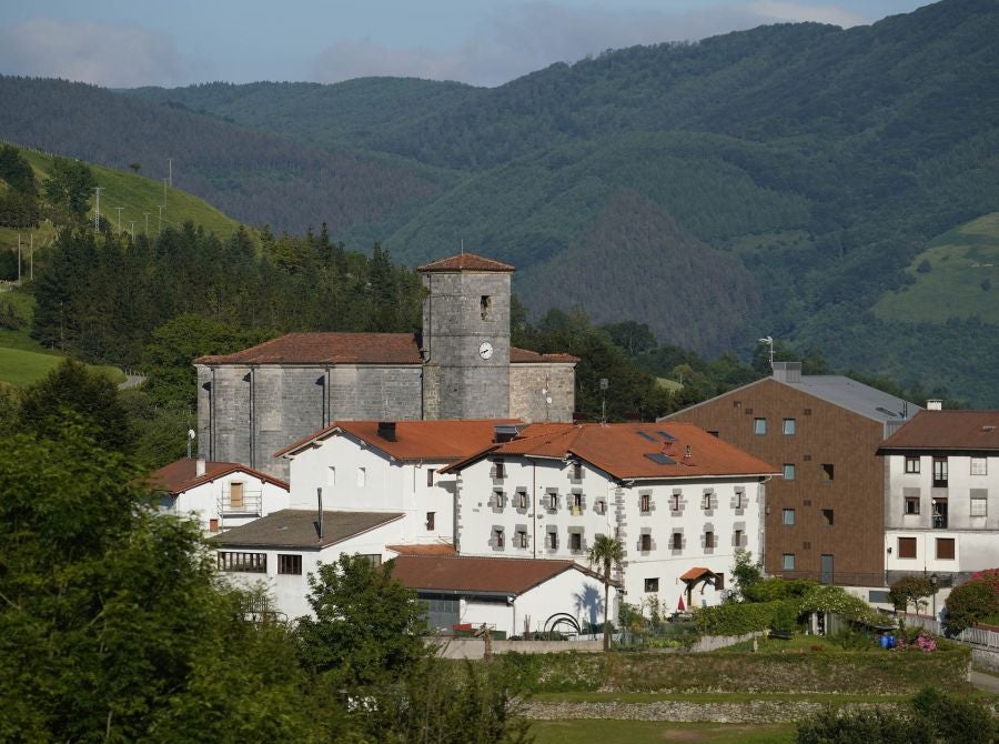 Enclavada en un lugar de gran belleza, al abrigo del Hernio, alberga el espacio artístico Urmara, el museo al aire libre del escultor Koldobika Jauregi