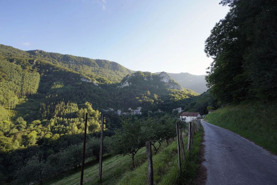 Enclavada en un lugar de gran belleza, al abrigo del Hernio, alberga el espacio artístico Urmara, el museo al aire libre del escultor Koldobika Jauregi