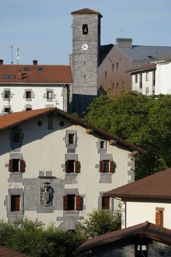 Enclavada en un lugar de gran belleza, al abrigo del Hernio, alberga el espacio artístico Urmara, el museo al aire libre del escultor Koldobika Jauregi