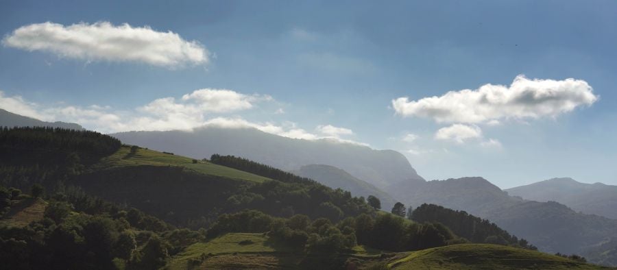 Enclavada en un lugar de gran belleza, al abrigo del Hernio, alberga el espacio artístico Urmara, el museo al aire libre del escultor Koldobika Jauregi