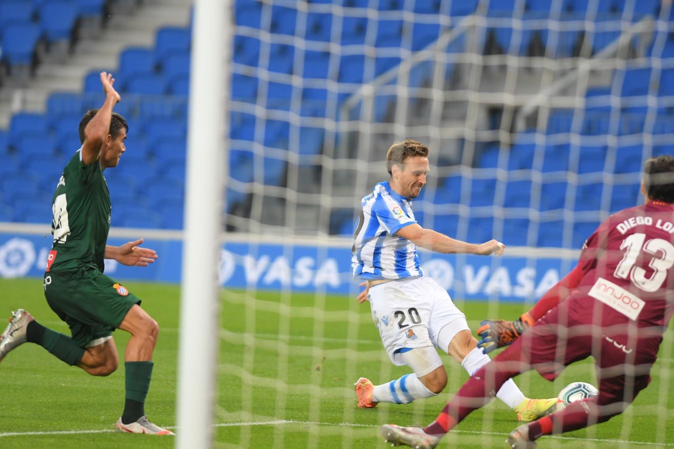 La Real Sociedad ha ganado su primer partido tras la vuelta de la Liga después de remontar a un Espanyol que se había adelantado en el marcador.