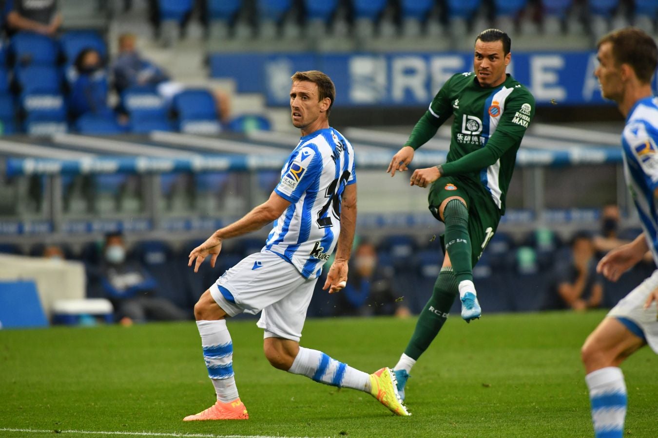 La Real Sociedad ha ganado su primer partido tras la vuelta de la Liga después de remontar a un Espanyol que se había adelantado en el marcador.