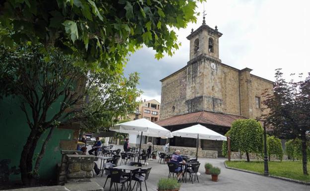 La iglesia de San Andrés, en el centro neurálgico de la localidad.