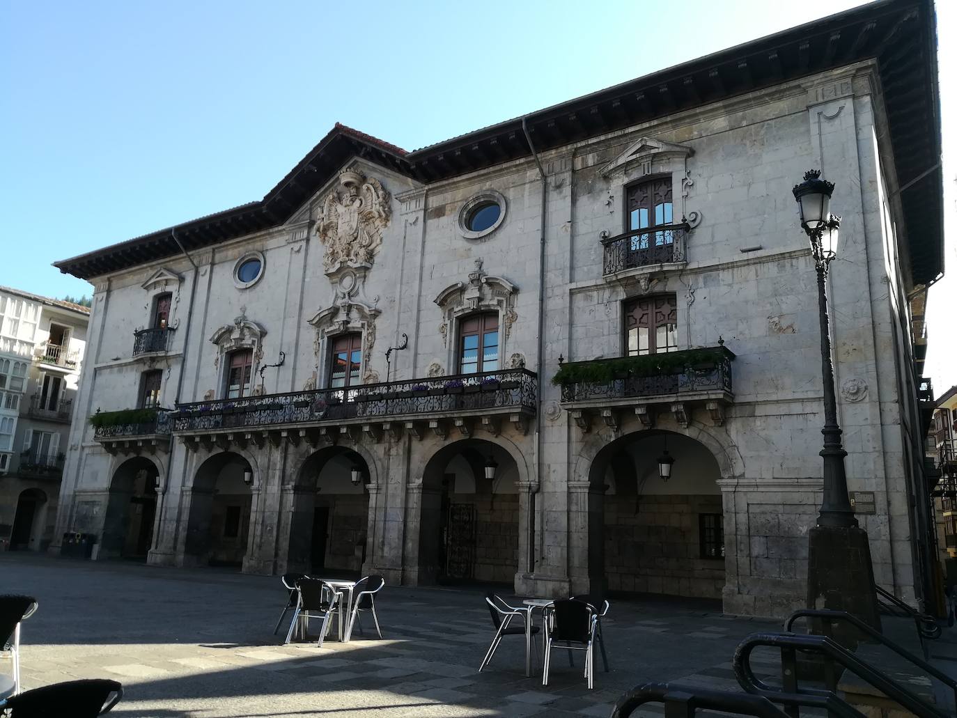 Recién cumplidos los 760 años, la villa de Mondragón, fundada sobre la antigua puebla de Arrasate, atesora una fecunda trayectoria histórica vinculada a la industria del hierro