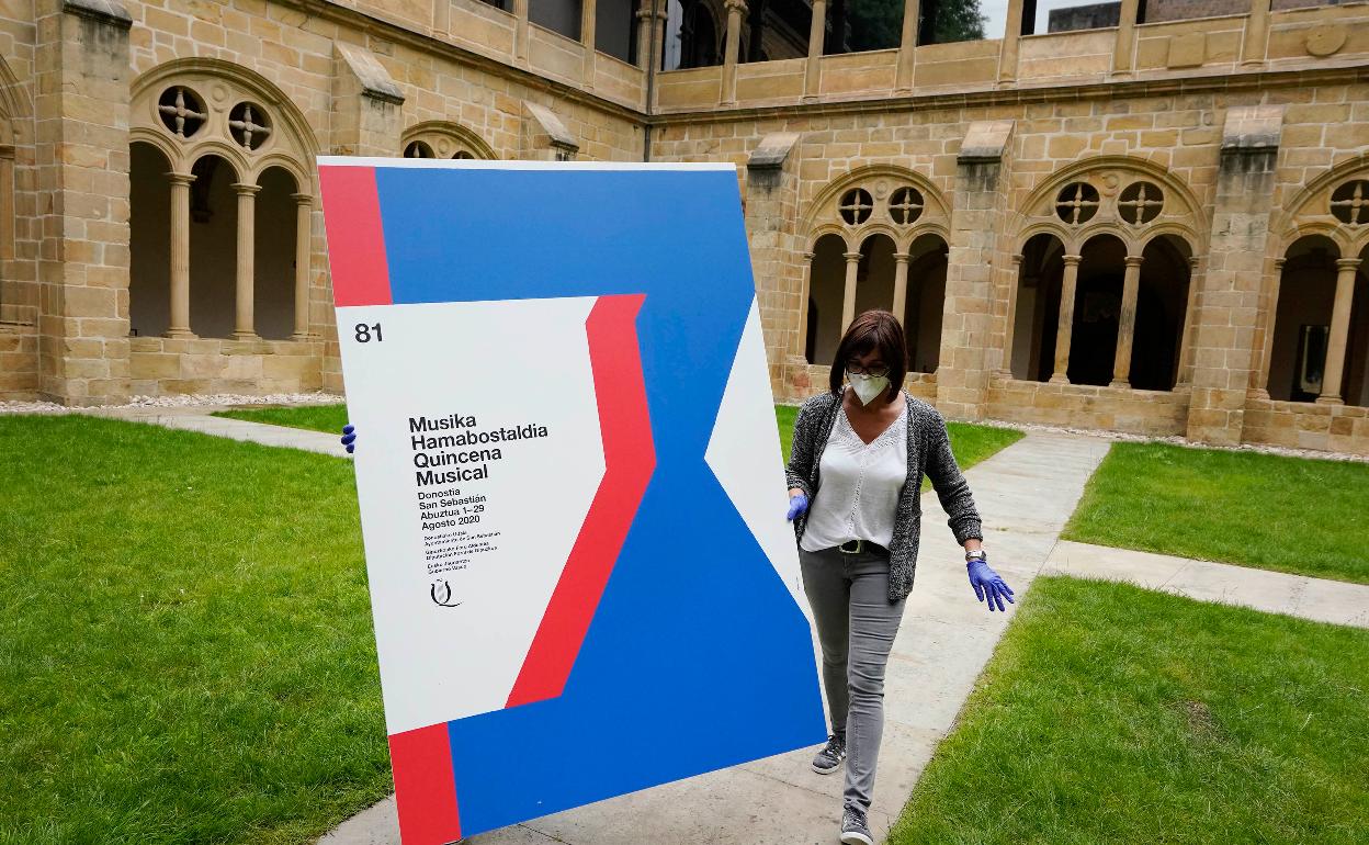 El cartel de la Quincena, diseñado por Pello Irazu, en la presentación en San Telmo. 