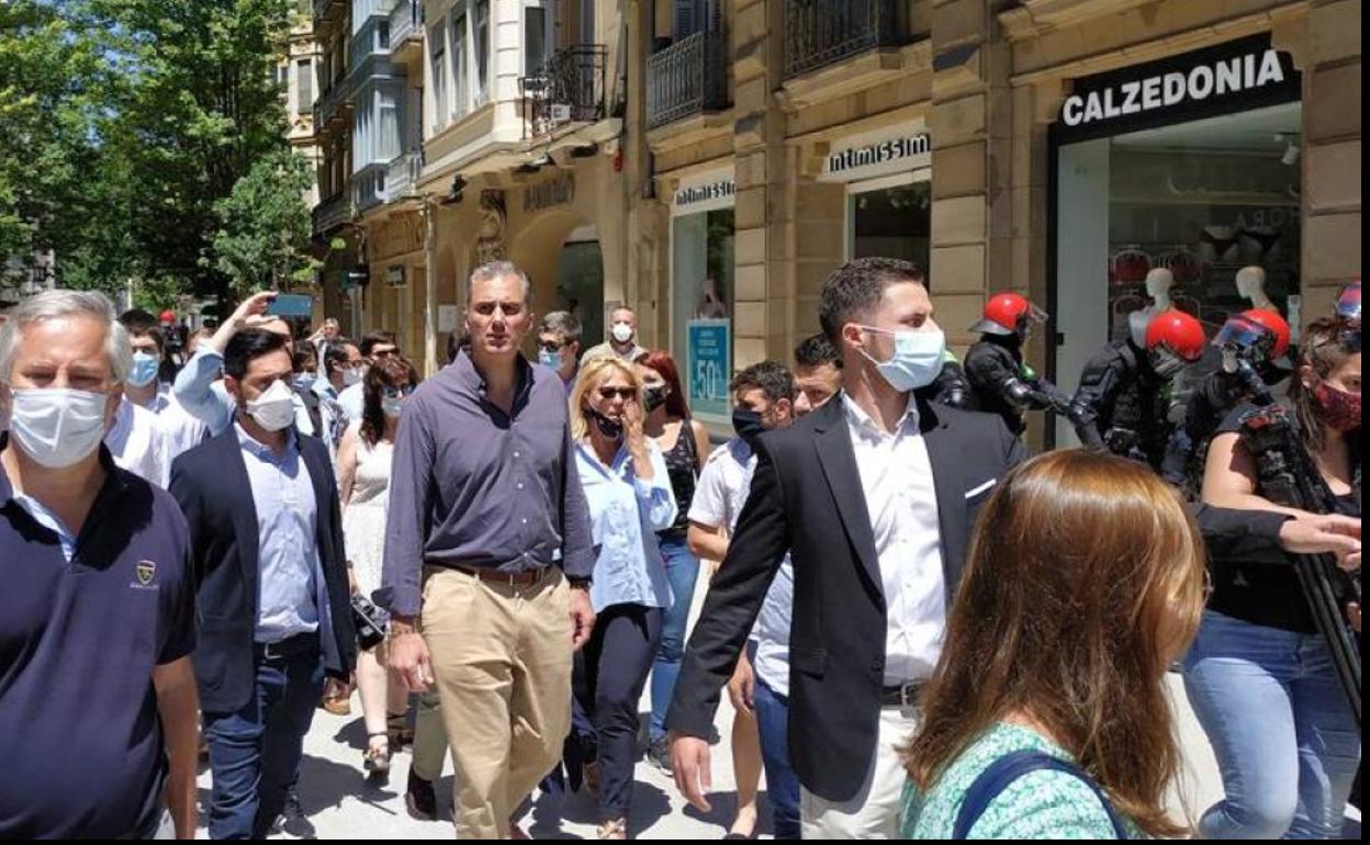 Miembros de Vox escoltados por la Ertzaintza en San Sebastián.