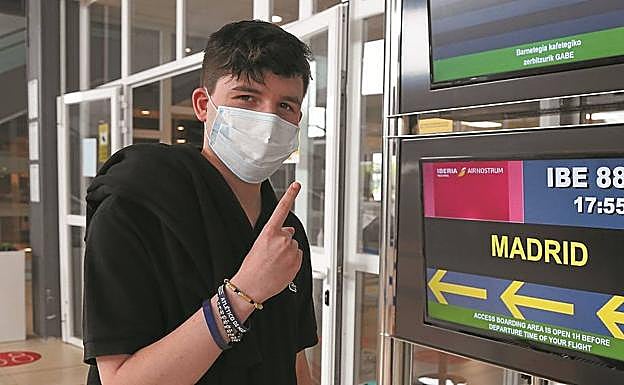 Mikel viajó ayer a Madrid para reencontrarse con su novia. 