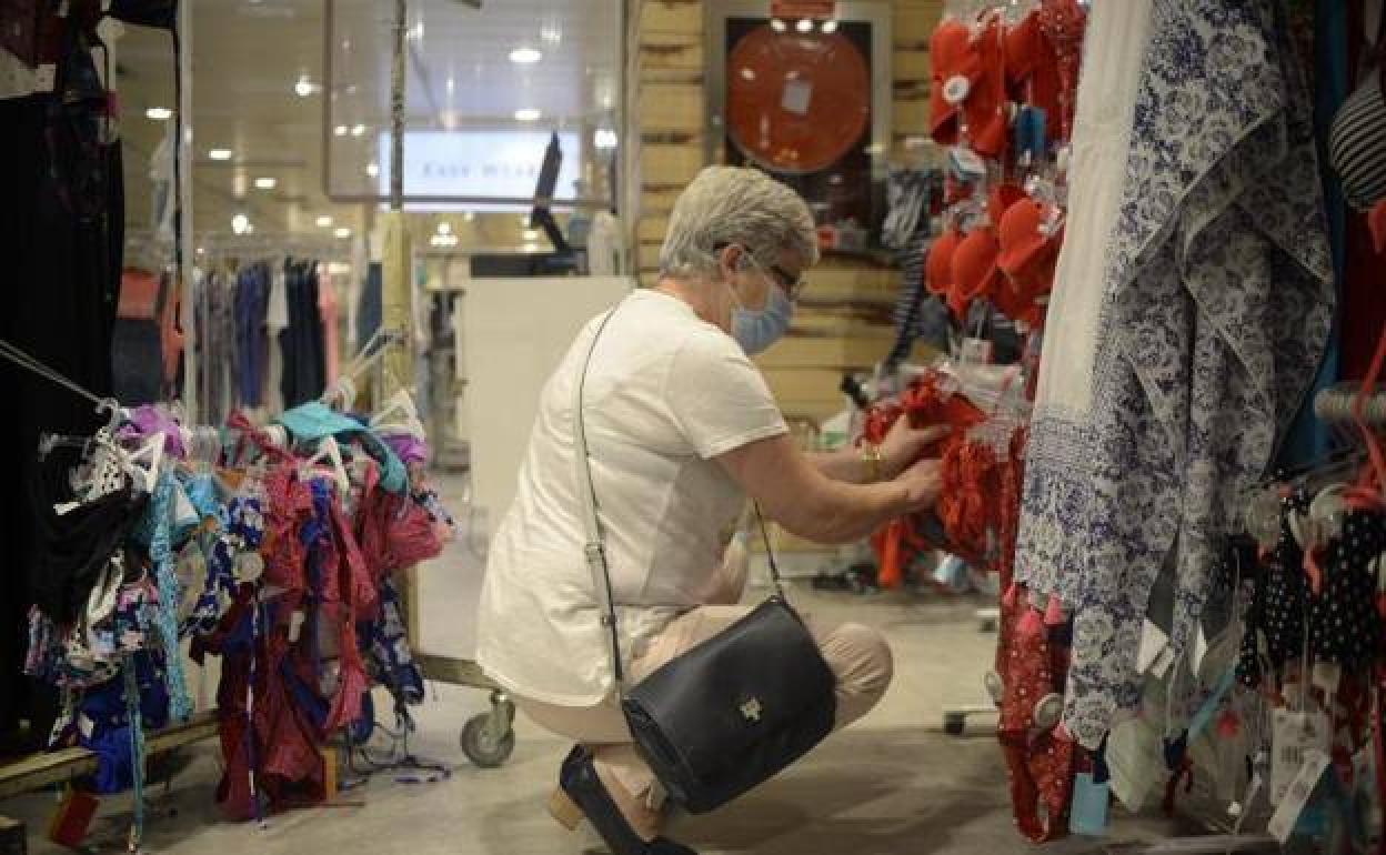 Las rebajas de este verano han tenido un arranque bastante desalentador./Yvonne Iturgaiz