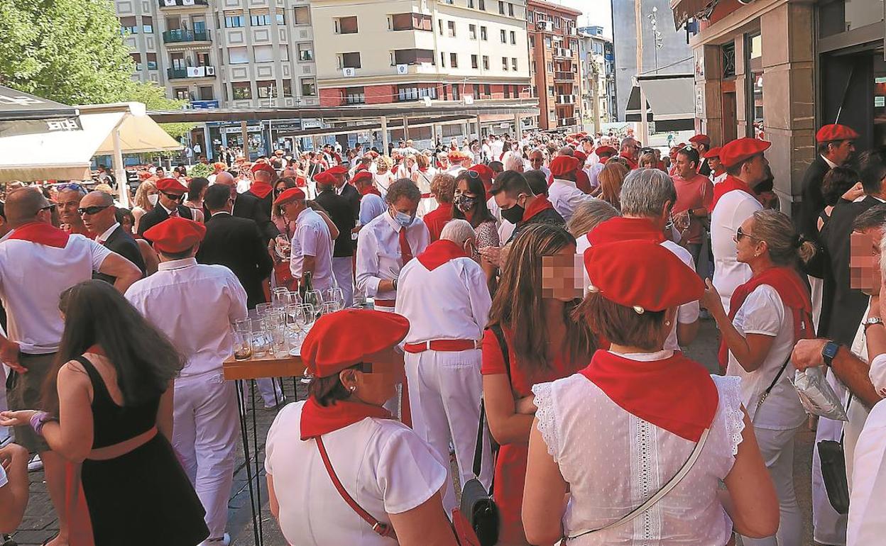 Mucho ambiente en la calle Mayor de Irun durante la celebración del día de San Marcial el pasado martes. 