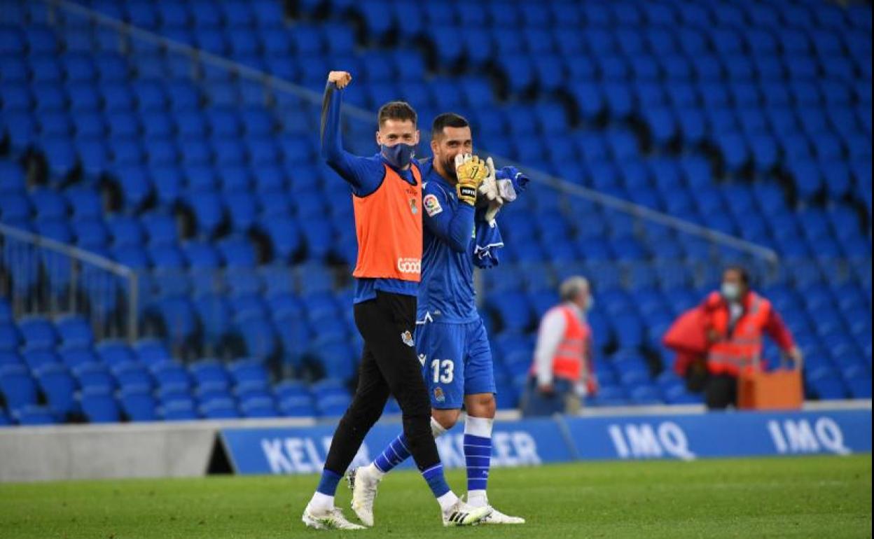 Remiro y Moyá, abrazados tras el triunfo ante el Espanyol. 