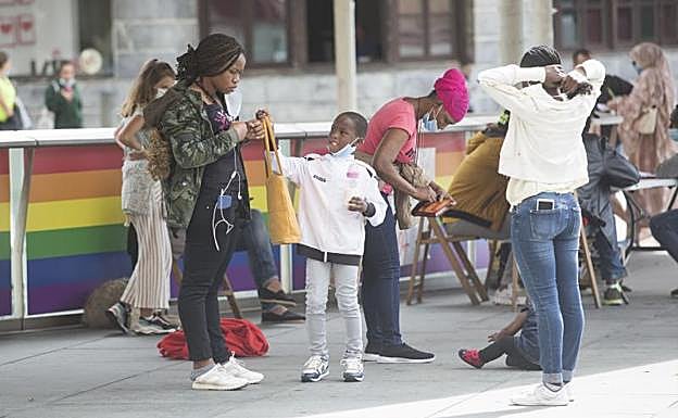 Gran parte de las cincuenta personas que llegaron eran mujeres con hijos. 