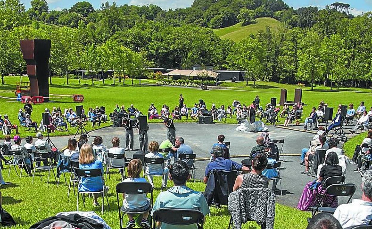 Público en la reapertura el pasado día 20 de Chillida Leku.