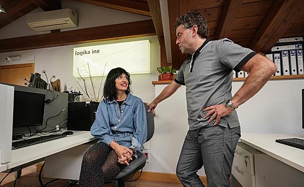 Ainara Mintegiaga e Iñaki Gorostidi conversan en la oficina de Logikaline, en Abaltzisketa. 