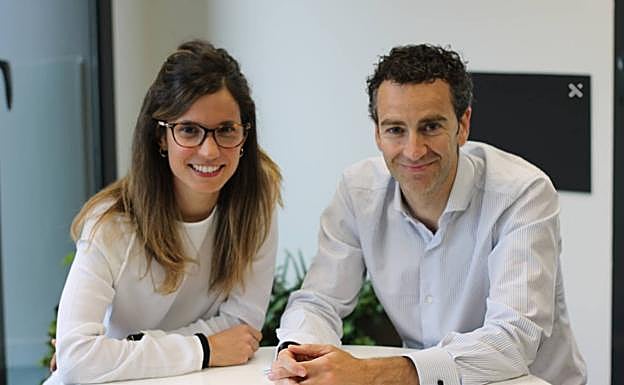 Ohiana Mendizabal y Alberto Conde, posan sonrientes para el reportaje en la sede de Xabet. 