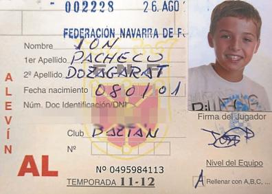 Imagen secundaria 1 - Arriba, Pacheco (5) y Barrenetxea (7), con la sub-19. A la izquierda, ficha de Jon Pacheco en su primer Club, el CD Baztan KE cuanto tenía 10 años.